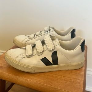 Veja Recife low top sneakers (size 6 fits size 7)